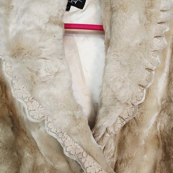 Black Rivet, Faux Fur Cream Jacket Size Large - UNWORN - Picture 5 of 9